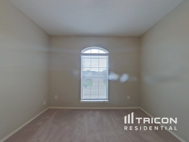 Building Photo - 5115 Whitehaven Dr