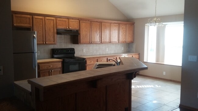 Building Photo - Spacious 4 bed, 2 bath, 2 garage home just 1.5 miles from OU Campus