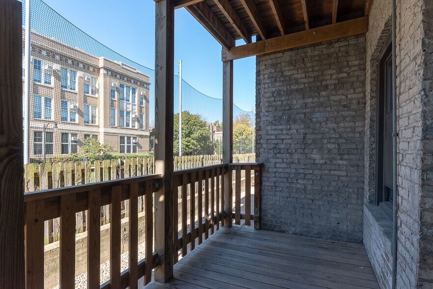 Building Photo - 832 W Waveland Ave