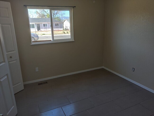 Building Photo - Quaint 3 bedroom Ranch Style Home Available!