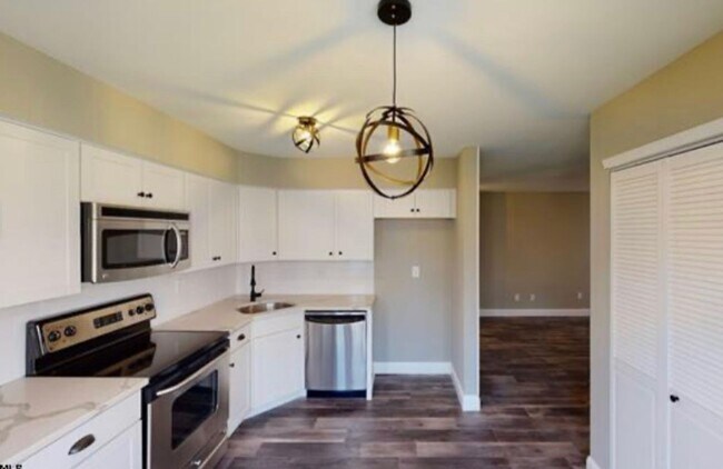 Building Photo - 750 E Fishers Creek Rd