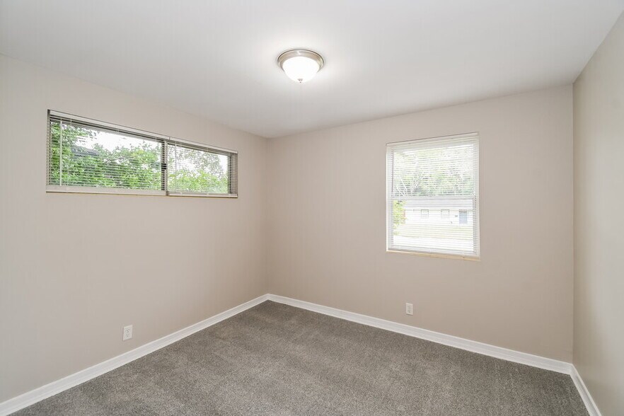 Building Photo - 7258 Greenway Dr
