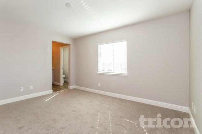 Building Photo - 2657 River Rd Ln