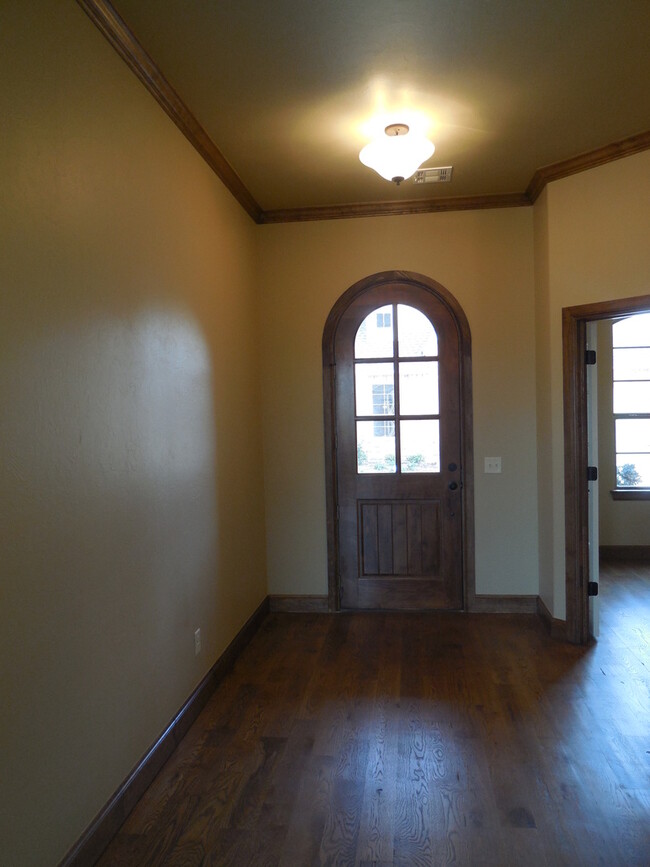 Building Photo - Two Bedroom, Two Bathroom w Study Home  in...