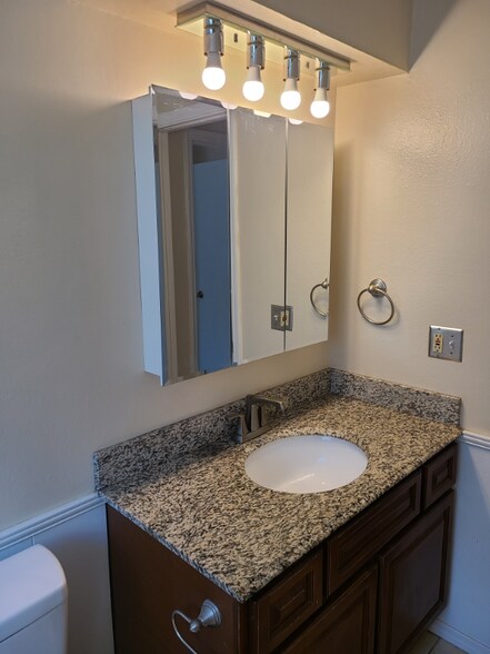 Building Photo - 925 Crown Dr