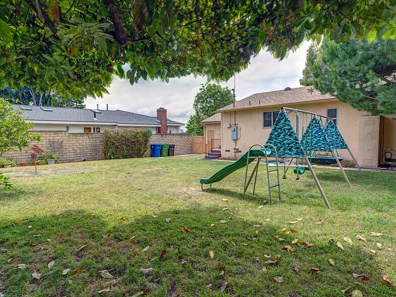 Building Photo - 8716 Bleriot Ave