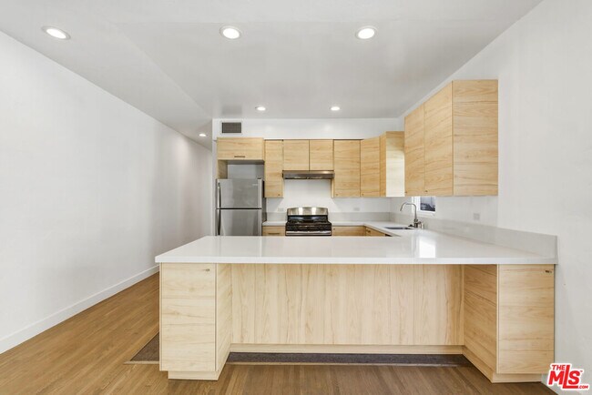 Building Photo - 3429 Edgehill Dr