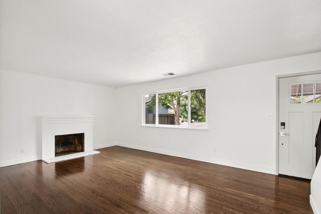 Building Photo - 4 Bedroom 2 Bathroom - Freshly Remodeled Available for Immediate Move-In