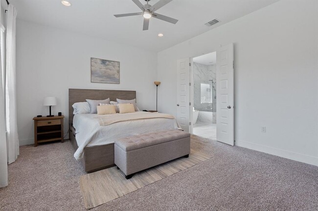 Building Photo - 16913 Adoro Dr