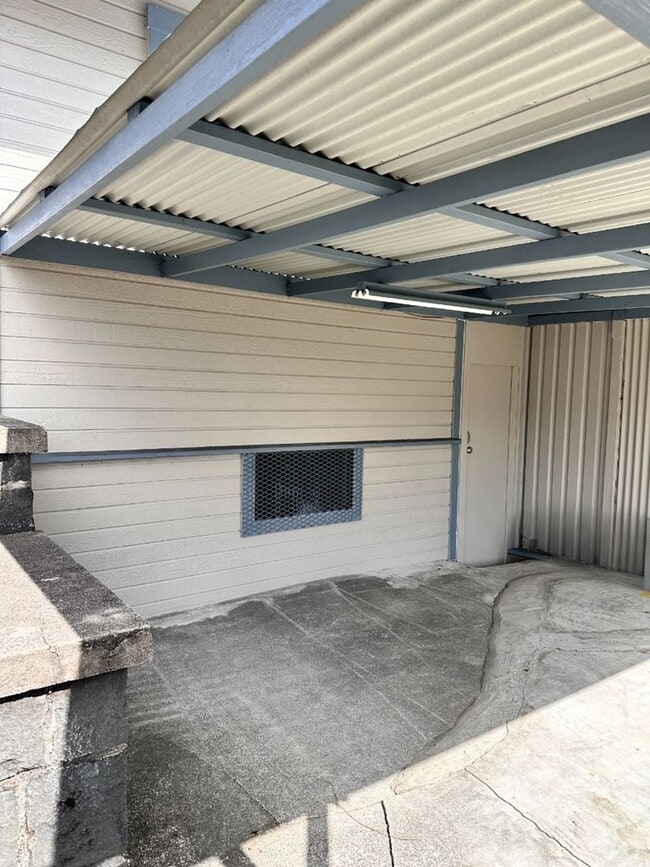 Building Photo - 597 Kinoole St