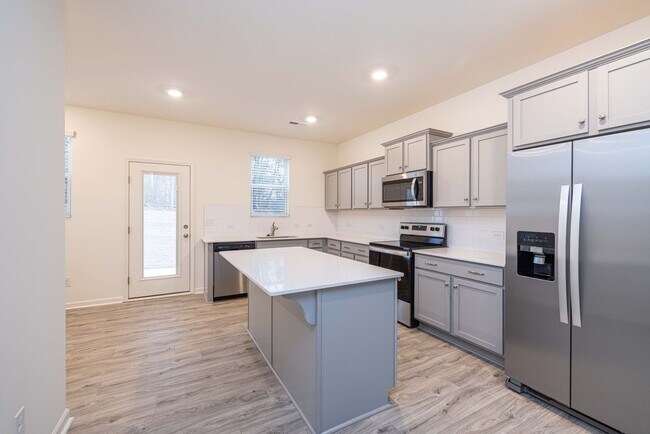 Building Photo - Charming 3-Bedroom End Unit Townhome Near Jack Alexander Blvd - MOVE IN SPECIAL