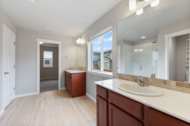Building Photo - Community beach access! 4 bedrooms 2.5 baths.