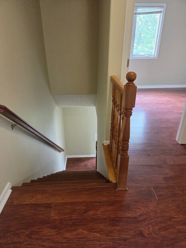 Building Photo - Beautiful 3-bedroom house available now