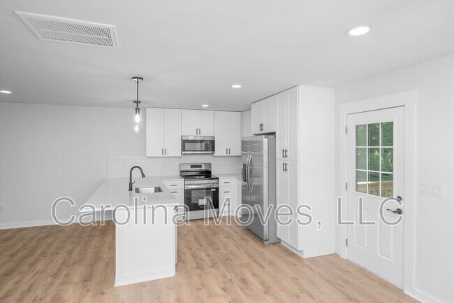 Building Photo - 10 Valley View Dr