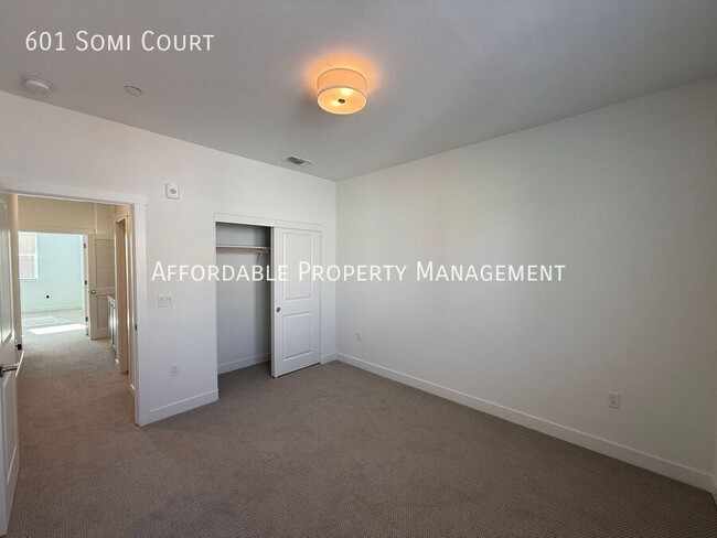 Building Photo - 601 Somi Ct