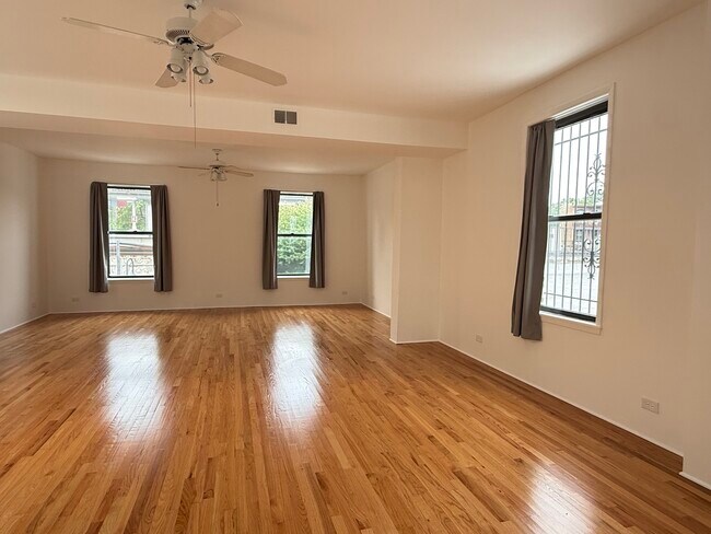 Building Photo - 1524 W Jarvis Ave
