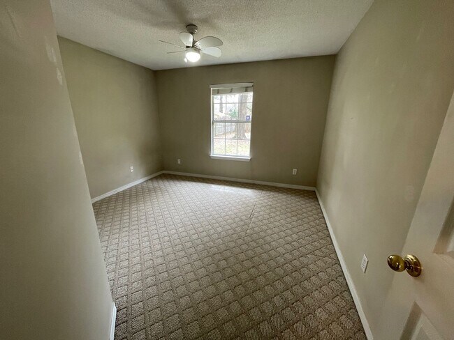 Building Photo - MOVE IN SPECIAL - 1 WEEK FREE RENT - MINUT...