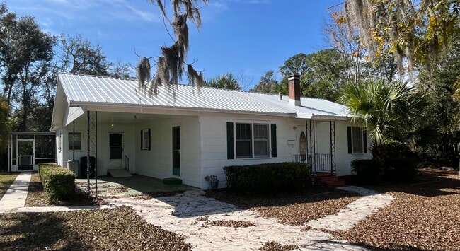 Building Photo - Charming Vintage Home on 3 City Lots near football stadium Live Oak, FL