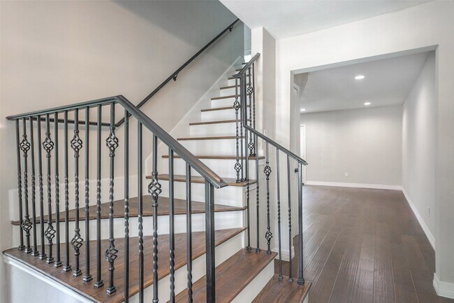 Building Photo - 730 Bison Dr