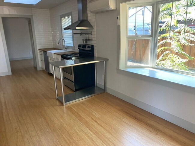 Building Photo - 3 Bedroom 2 bath home Whiteaker home near parks