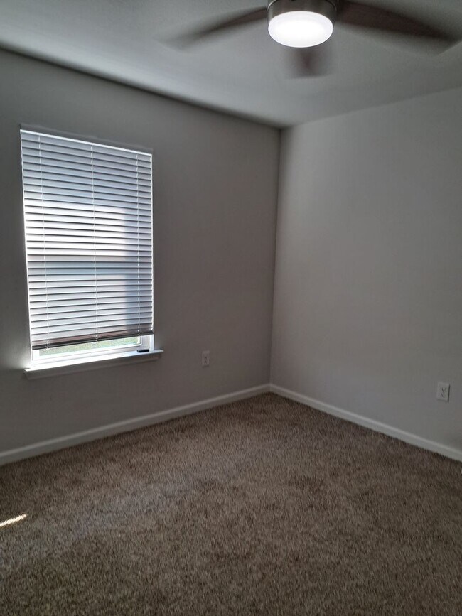 Building Photo - 4897 Shurer Ln