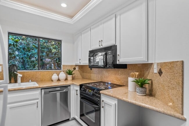 Building Photo - APARTMENT