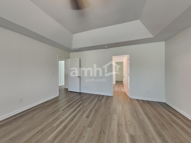 Building Photo - 2004 Centerview Dr