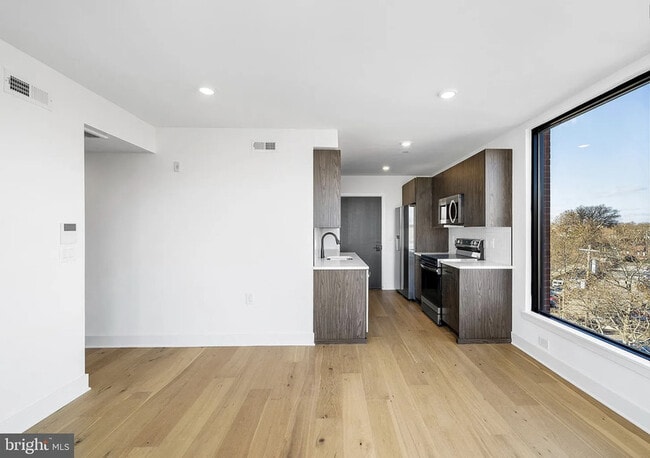 Building Photo - 1800 W Girard Ave