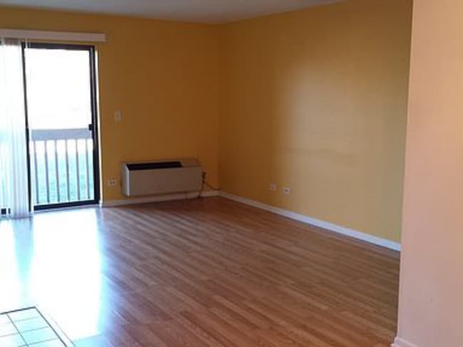 Living bedroom (AC side) - 800 N Lakeside Dr, 2B