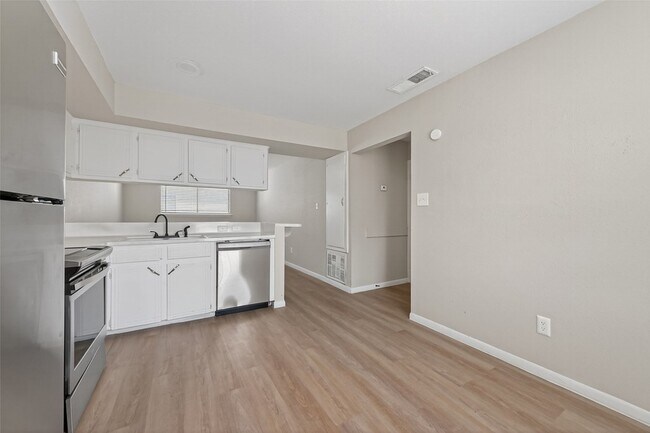 Building Photo - 427 Hollyvale Dr