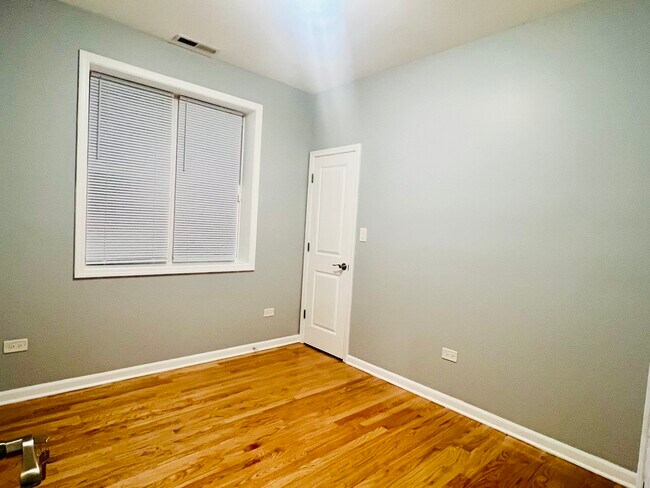 Building Photo - 1750 W Cermak Rd