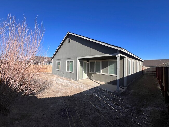 Building Photo - Spacious 3 bedroom home in Fernley