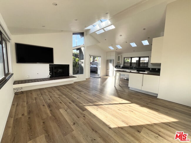 Building Photo - 602 Victoria Ave