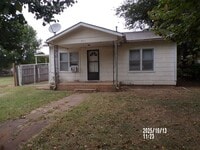 Building Photo - Very nice two-bedroom home located in the ...
