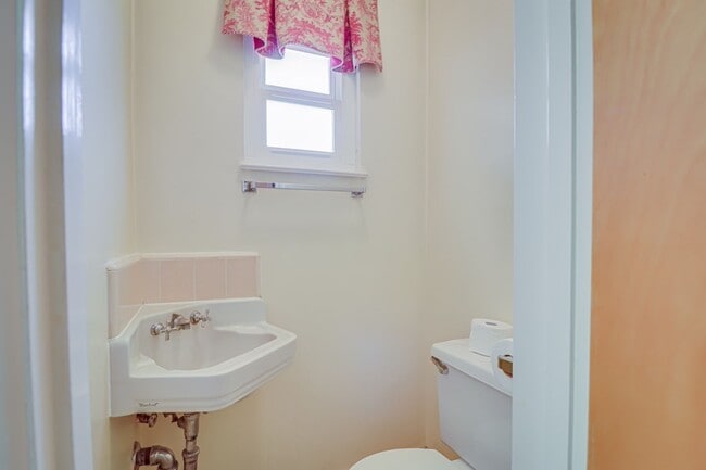 Building Photo - Charming Farmhouse Retreat in Northwest Bakersfield!