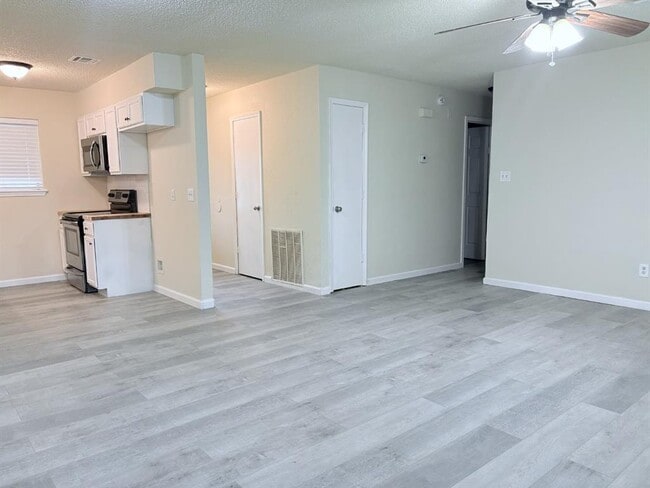 Building Photo - 711 Meadow Lake Dr