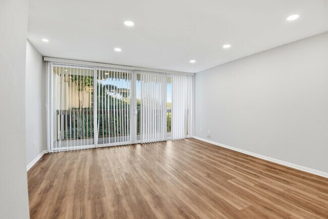 Building Photo - 6542 Ocean Crest Dr