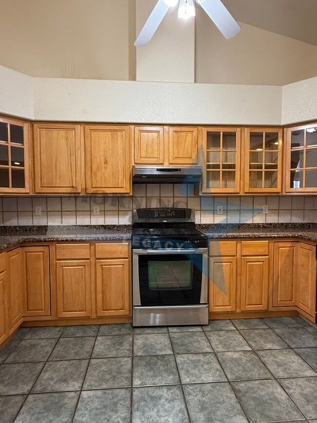 Building Photo - 4 bedroom, 4 bath house - Must see landscaping!