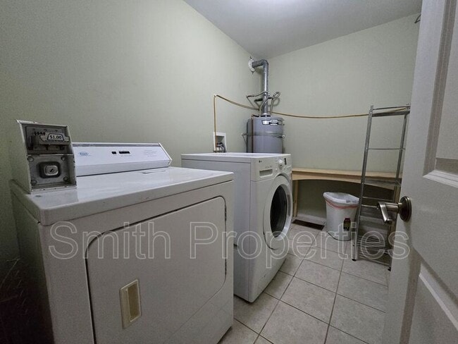 Building Photo - 509 N Helberta Ave