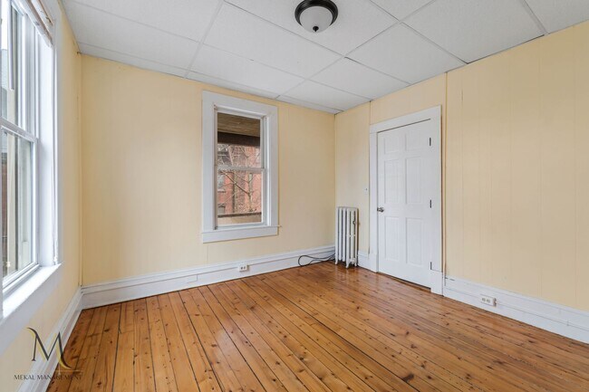 Building Photo - 464 Pleasant St