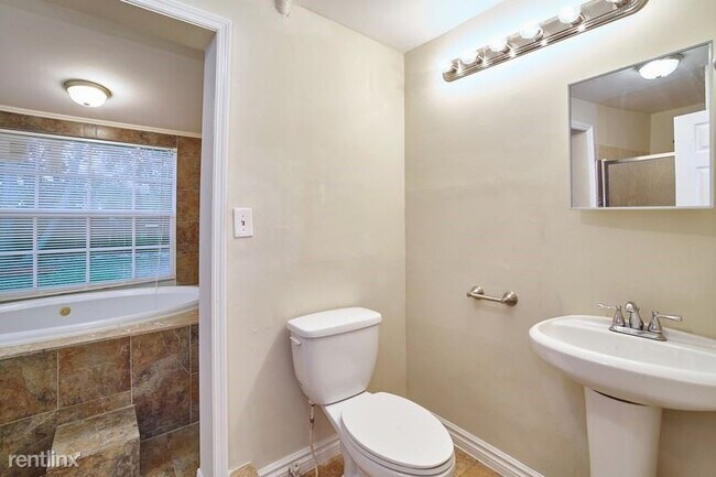 Building Photo - 2 br, 1 bath House - 571 NE 110th Ter