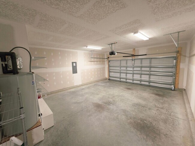 Building Photo - 4 Bedroom #3 Bath Towne Pointe