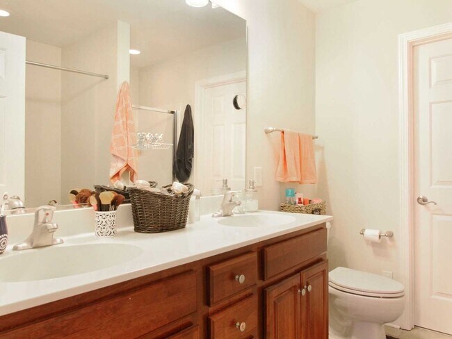 Building Photo - Your Perfect Summerville Retreat: 3BR Townhome with Garage