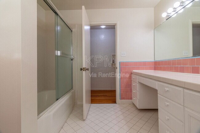 Building Photo - 966 W Mariposa Ave