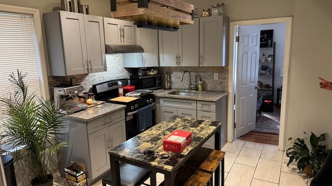 Building Photo - 40 Willow St