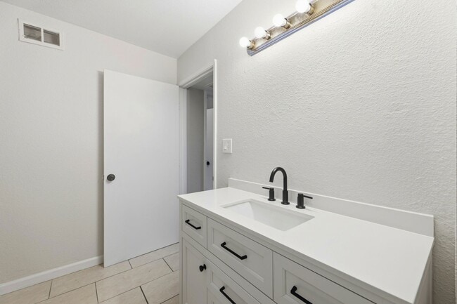 Building Photo - FULLY REMODELED MODERN SPACIOUS TOWNHOUSE!!!
