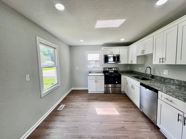 Building Photo - MOVE IN INCENTIVE: $500 FIRST FULL MONTHS ...