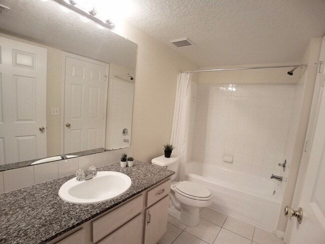Building Photo - Gorgeous 2/2 condo for rent next to Waterf...