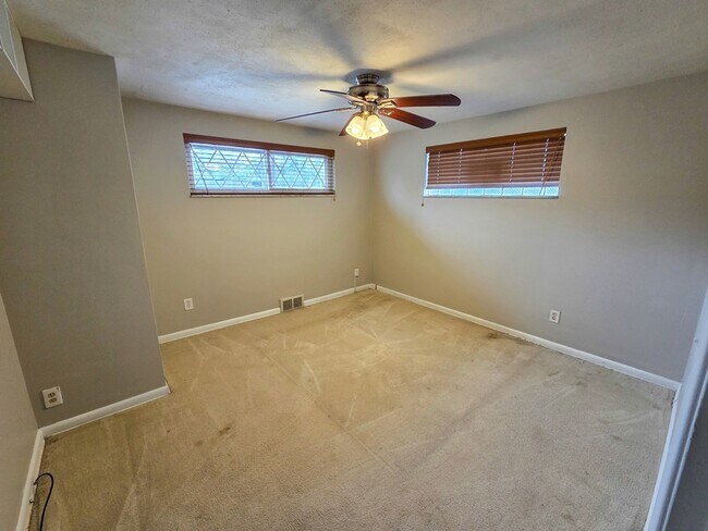 Building Photo - 151 Mahoning Dr
