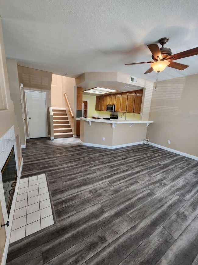Building Photo - Gorgeous & Spacious 3Bd/2.5Ba, 1,679 SqFt, 2-story Condo - Central A/C & heat, Washer/Dryer - 2 C...